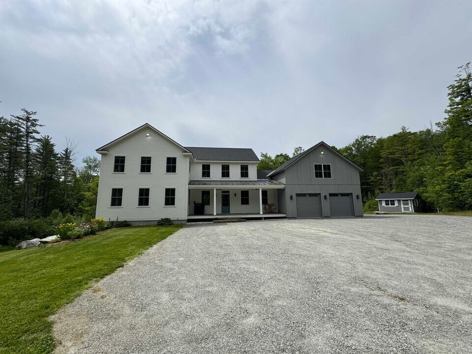 81 Pine Tree Ln in Manchester, VT - Building Photo