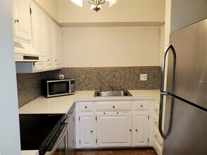 340 Sunderland Rd in Worcester, MA - Building Photo - Building Photo