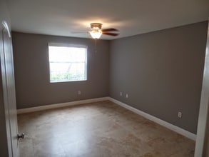 2811 N Oakland Forest Dr in Oakland Park, FL - Foto de edificio - Building Photo