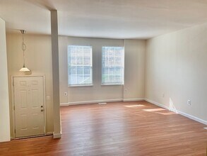 15905 Indian Hills Terrace in Rockville, MD - Foto de edificio - Building Photo