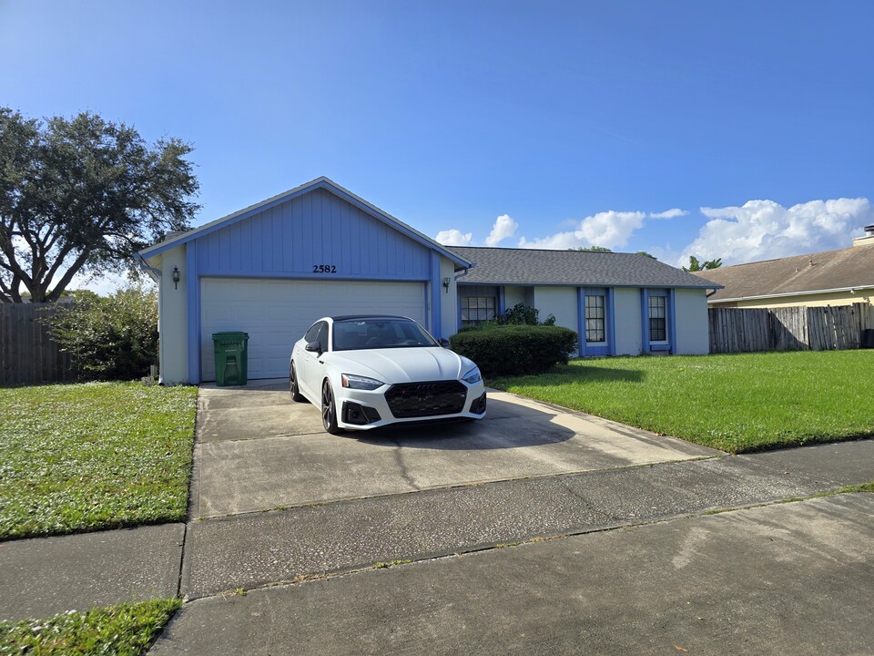 2582 Village Park Dr in Melbourne, FL - Building Photo