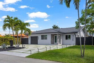 9725 NW 28th Terrace in Doral, FL - Building Photo - Building Photo