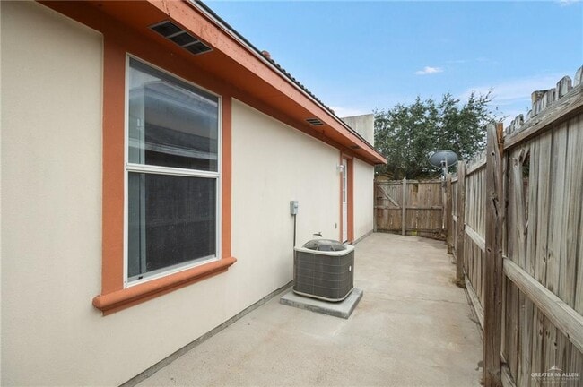 1800 W Bronze St, Unit #4 in Pharr, TX - Foto de edificio - Building Photo