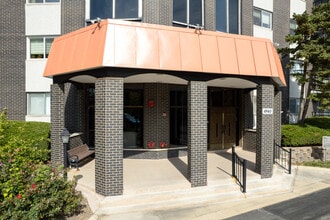 Barcelona in Skokie, IL - Foto de edificio - Building Photo