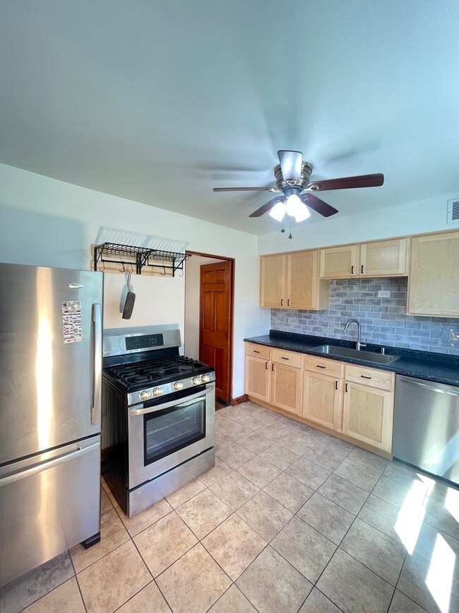 6525 W Center St, Unit 1 in Wauwatosa, WI - Foto de edificio - Building Photo