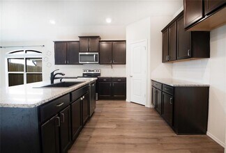 106 Reagor Dr in Taylor, TX - Building Photo - Building Photo