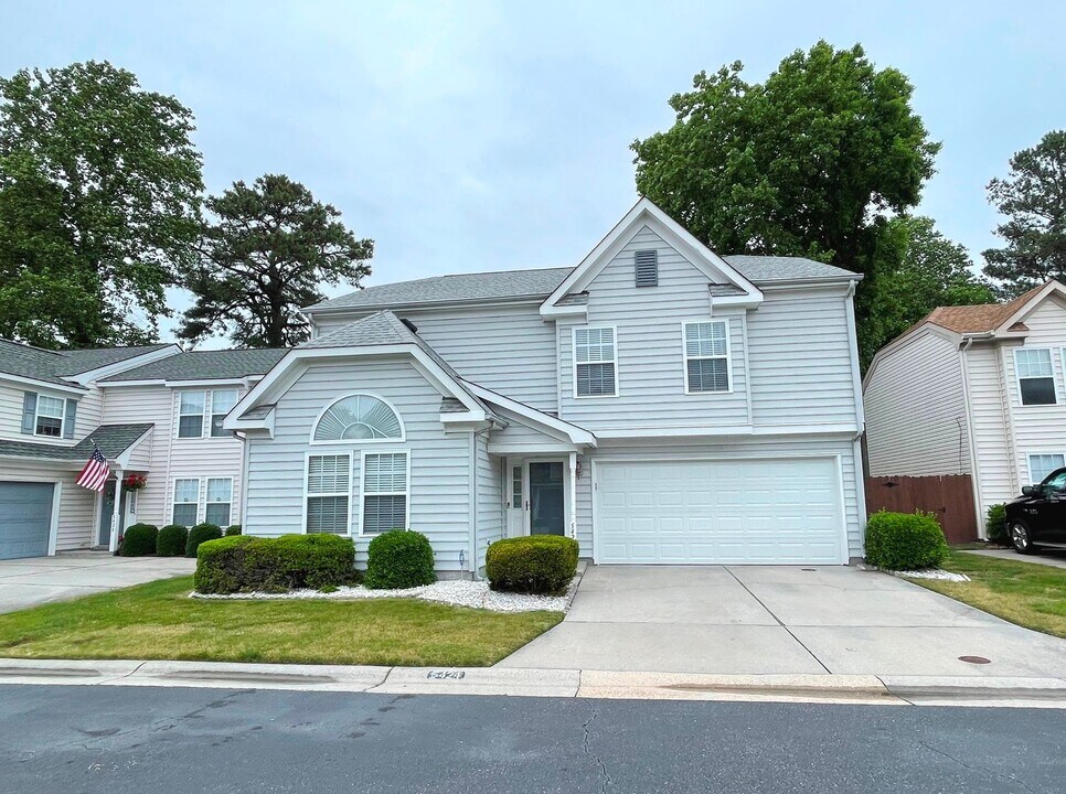 5424 Port Royal Dr in Virginia Beach, VA - Building Photo
