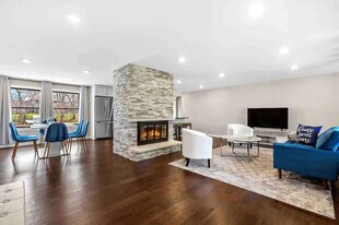 1401 W Weathersfield Way in Schaumburg, IL - Building Photo