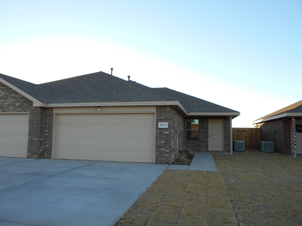 6710 Oakridge Ave in Lubbock, TX - Building Photo