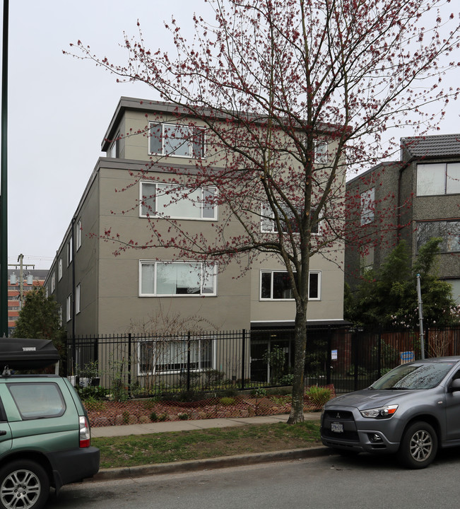 1065 Burnaby St in Vancouver, BC - Building Photo