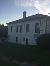 955 Border Ave, Unit 202 in Ellwood City, PA - Foto de edificio - Building Photo