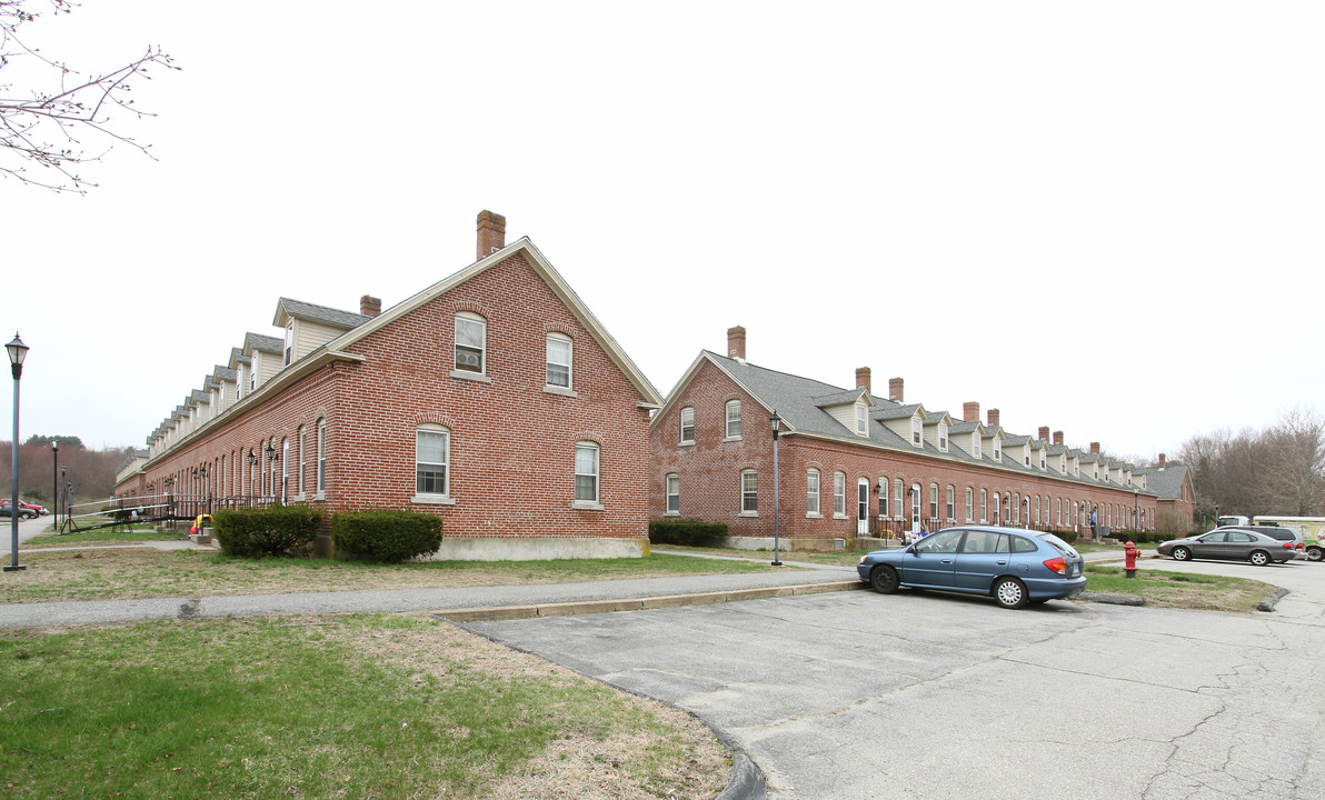 Quebec Square Village in Danielson, CT - Foto de edificio