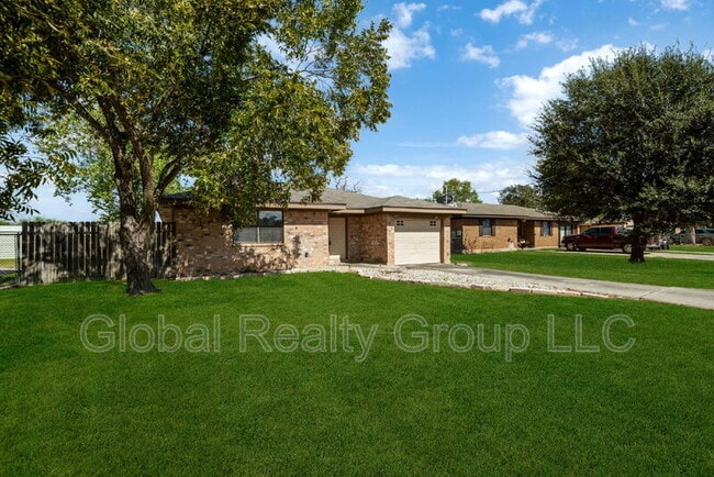 309 Meadow Dr in Marion, TX - Building Photo - Building Photo