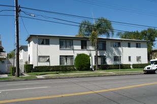 5451 Whitsett Ave in Valley Village, CA - Building Photo