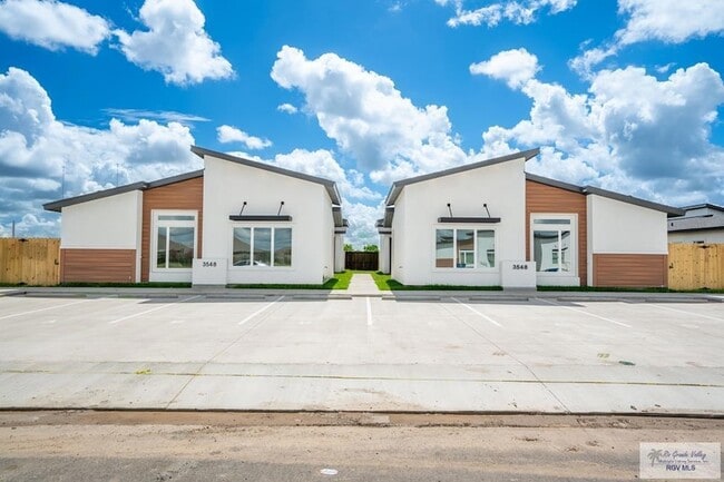 3548 Hidalgo Cir, Unit 1002 in Brownsville, TX - Building Photo - Building Photo