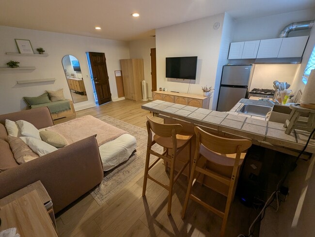 301 Windward Ave, Unit B in Los Angeles, CA - Building Photo - Building Photo