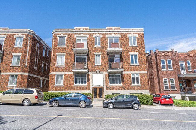property at 3611 Décarie Boul