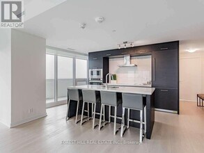 2221 Yonge St in Toronto, ON - Building Photo - Building Photo