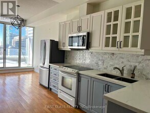 111 Elizabeth St in Toronto, ON - Building Photo - Building Photo