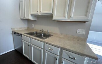 27595 Harrison Woods Ln in Harrison Township, MI - Building Photo - Building Photo