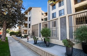 225 N Rose St in Burbank, CA - Building Photo - Building Photo