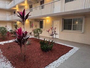 6155 NW 186th St, Unit 107 in Hialeah, FL - Building Photo - Building Photo