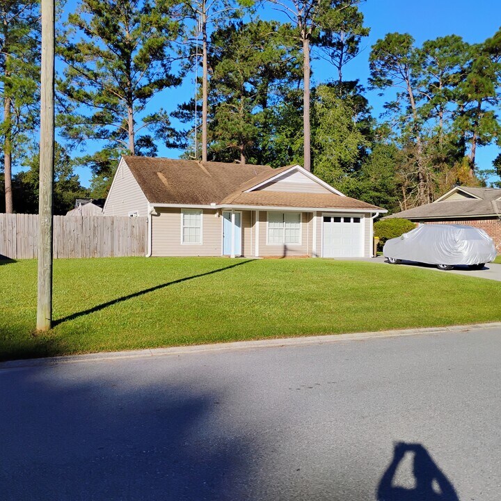 180 Bald Eagle Dr in Richmond Hill, GA - Building Photo