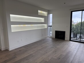 8811 Burton Way, Unit 402 in West Hollywood, CA - Building Photo - Building Photo