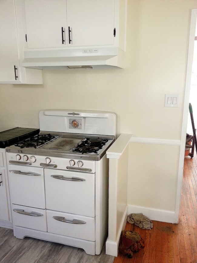 3120 Colorado Ave, Unit D in Santa Monica, CA - Building Photo - Building Photo