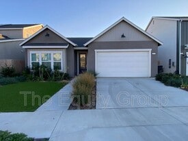 113 E Tyler Ave in Visalia, CA - Building Photo