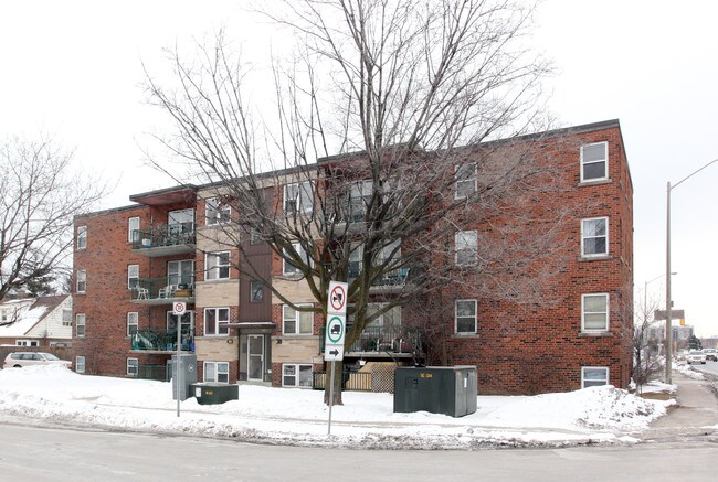 2008 Churchill Ave in Burlington, ON - Building Photo - Primary Photo