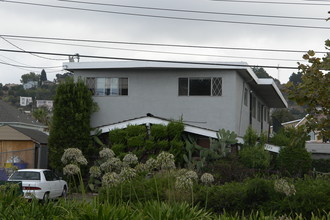 9220 Bancroft Ave in Oakland, CA - Building Photo - Building Photo