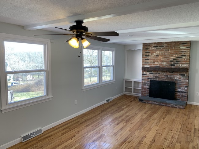 30 Main St, Unit 2 in East Hampton, CT - Foto de edificio - Building Photo