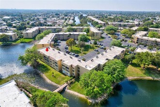 5860 NW 64th Ave, Unit 102 in Tamarac, FL - Foto de edificio - Building Photo