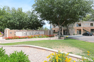 The Reserve at Gilbert Towne Center in Gilbert, AZ - Foto de edificio - Building Photo