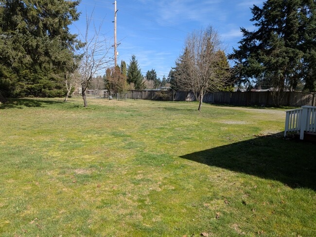 6010 Knoble Rd E in Spanaway, WA - Foto de edificio - Building Photo