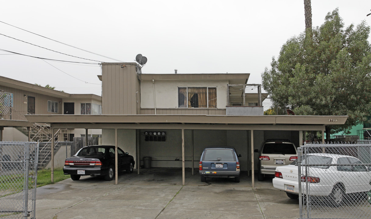 3709 San Juan St in Oakland, CA - Building Photo