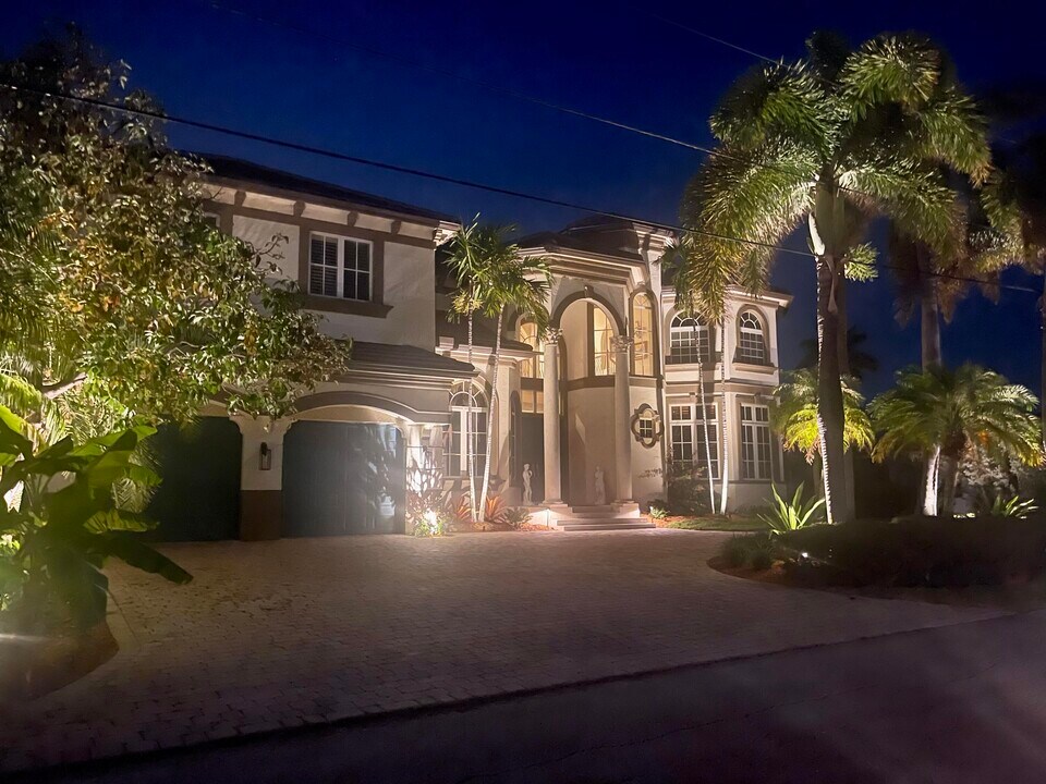 945 Cypress Dr in Delray Beach, FL - Building Photo