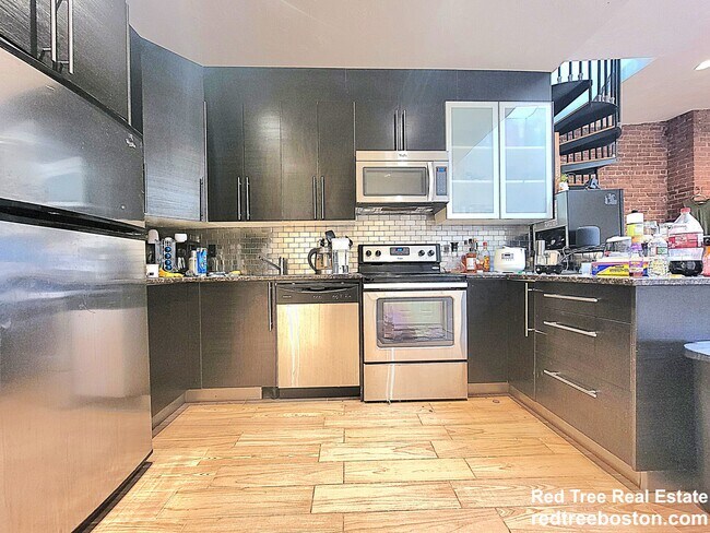 1203 Beacon St, Unit 5 in Brookline, MA - Foto de edificio - Building Photo