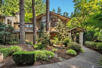 8300 SE 82nd St in Mercer Island, WA - Building Photo - Building Photo