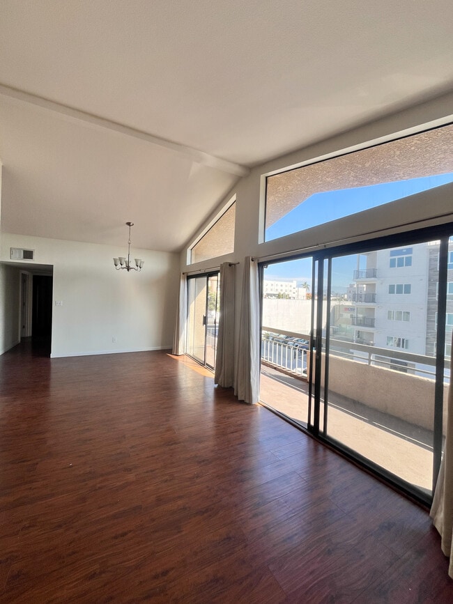 215 N Mariposa Ave in Los Angeles, CA - Foto de edificio - Building Photo