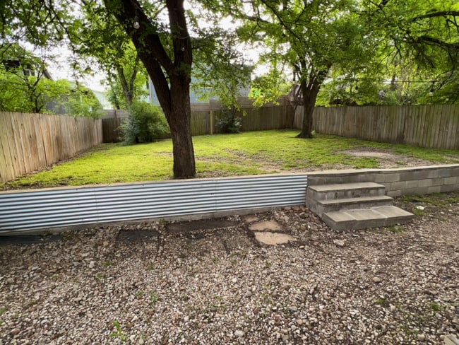 1203 Eleanor St in Austin, TX - Building Photo - Building Photo
