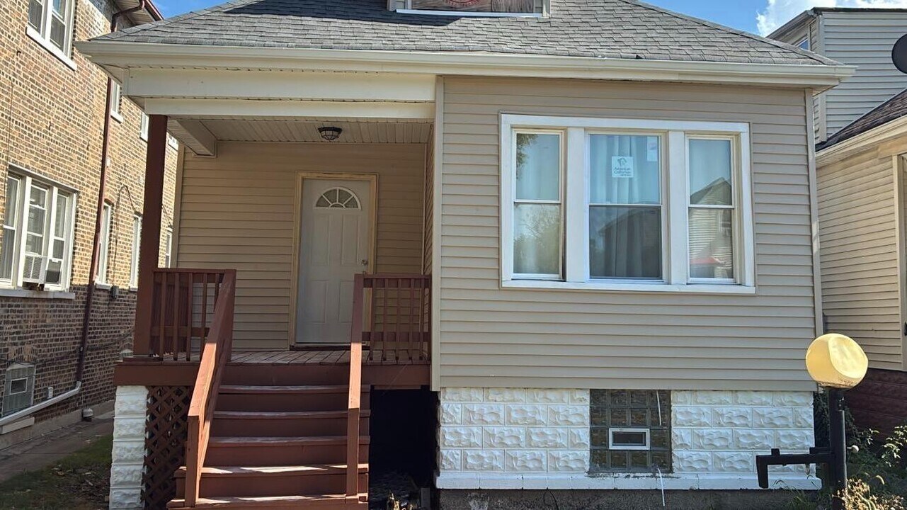 8535 S Marquette Ave in Chicago, IL - Building Photo