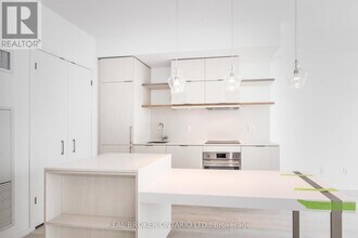 197 Yonge St in Toronto, ON - Building Photo - Building Photo