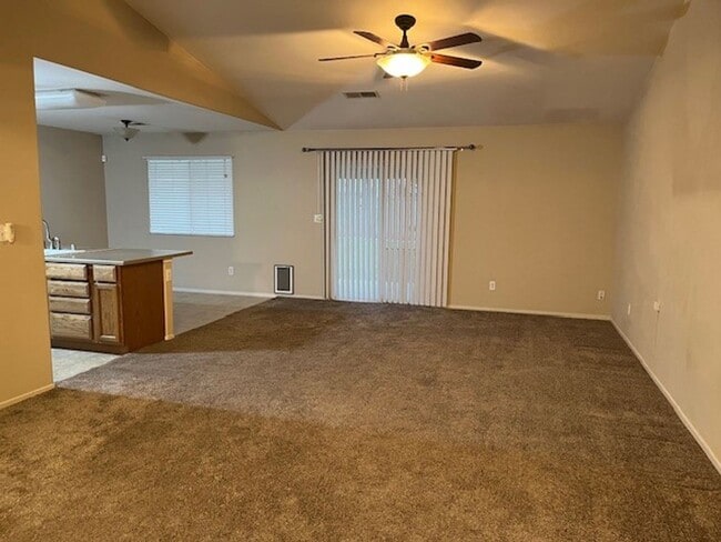 12313 Quiet Pasture Dr in Bakersfield, CA - Building Photo - Building Photo