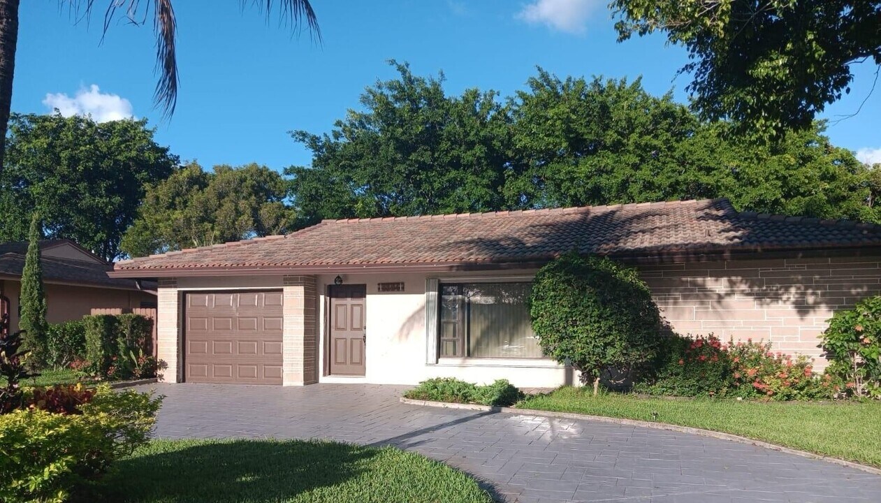 8204 NW 100th Ter in Tamarac, FL - Building Photo