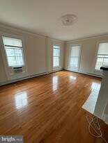 14 E Broad St in Hopewell, NJ - Building Photo