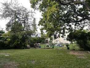 2343 NW 14th St-Unit -1 in Miami, FL - Foto de edificio - Building Photo