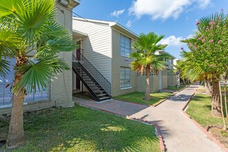 Falls of Braeburn in Houston, TX - Building Photo - Building Photo