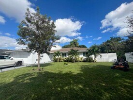 11121 SW 110th Rd in Miami, FL - Building Photo